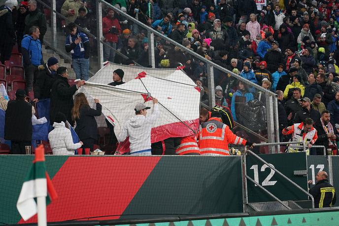 petarda na tekmi nemškega prvenstva | Nogometna tekma, ki se je lani novembra končala z remijem 1:1, je bila prekinjena dlje časa, da je zdravniška služba oskrbela poškodovane. | Foto Guliverimage