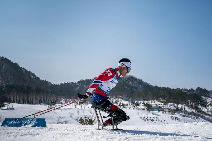 Korejec Sin Eui Hyun med tekmo v smučarskem teku na 15 kilometrov.  | Foto: Reuters
