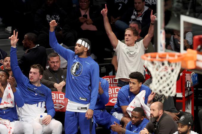 Veselje Luke Dončića, njegovih soigralcev in lastnika kluba Marka Cubana na klopi Dallasa po eni izmed trojk košarkarjev Mavericks. | Foto: Reuters