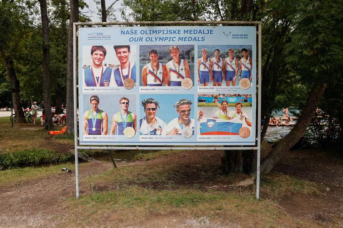 Trideset let od prve olimpijske medalje so s tem plakatom obeležili na Bledu, zibelki slovenskega veslanja.  | Foto: Nebojša Tejić/STA