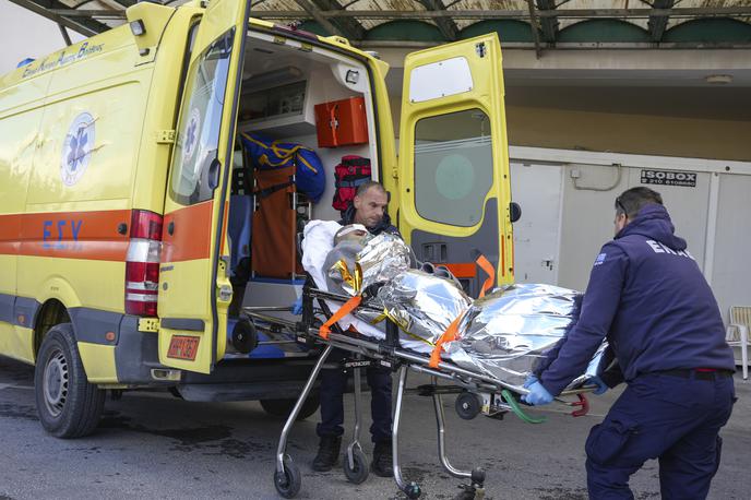 Brodolom ladje v Grčiji, preživeli | Posadka reševalnega helikopterja je po brodolomu uspela rešiti enega od ponesrečencev. | Foto Guliverimage