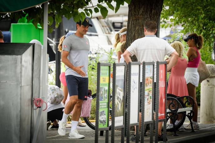 Roger Federer, Skradin, Hrvaška | Tudi na dopustu na Hrvaškem Federer ni mogel dolgo brez svojega najljubšega športa, zato se je z otroki odpravil igrat tenis. | Foto Guliverimage