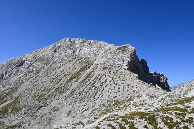Pod Zelnarico. Krožna pot po osrčju Julijskih Alp je bila že obnovljena. | Foto: Matej Podgoršek