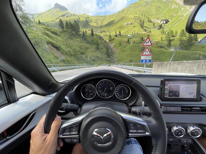Pogled izza volana avtomobila, ki je izdelan prav za take zavite ceste v prelepi pokrajini. | Foto: Gregor Pavšič