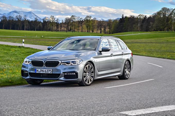 Za izboljšanje voznih lastnosti v luči varnosti in udobja dinamični nadzor vzmetenja sistema Adaptive drive (doplačilo 3.923 evrov) z aktivno stabilizacijo okoli vzdolžne osi, integrirano štirikolesno krmiljenje (dodatnih 1.381 evrov) in znižano podvozje M sport (-10 mm) ponuja za dodatnih 464 evrov. | Foto: BMW