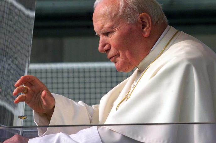 Papež Janez Pavel II. | "Našel sem dokaze, da ni le vedel (...) za primere spolnih zlorab med duhovniki v svoji krakovski nadškofiji, ampak jih je tudi pomagal prikrivati," je 53-letni novinar Ekke Overbeek dejal v pogovoru za AFP. | Foto Reuters