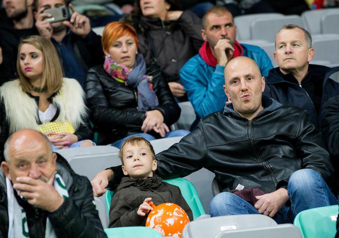 Tekmo je v otroški družbi spremljal tudi nekdanji direktor Olimpije Sanel Konjević, po novem pa trener četrtoligaša Interblocka, ki je doma v Črnučah.  | Foto: Vid Ponikvar