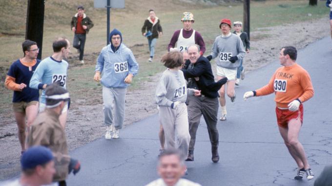 Kathrine Switzer se je na vse pretege borila, da je leta 1967 lahko končala bostonski maraton. | Foto: Getty Images