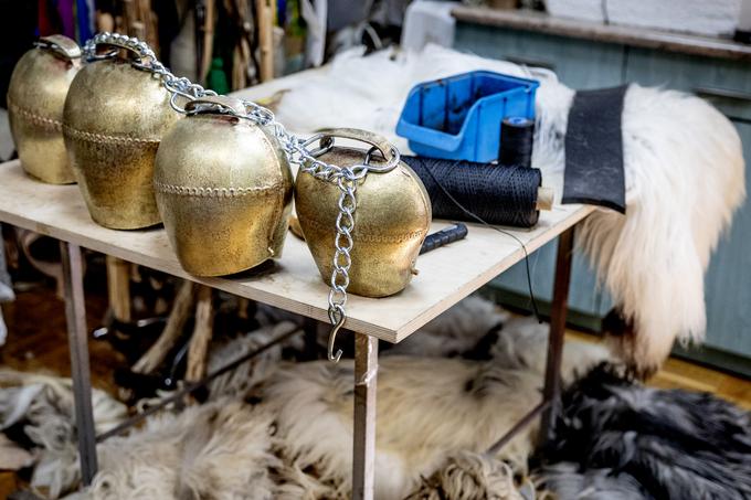 Kurent okoli pasu običajno nosi pet zvoncev.  | Foto: Ana Kovač