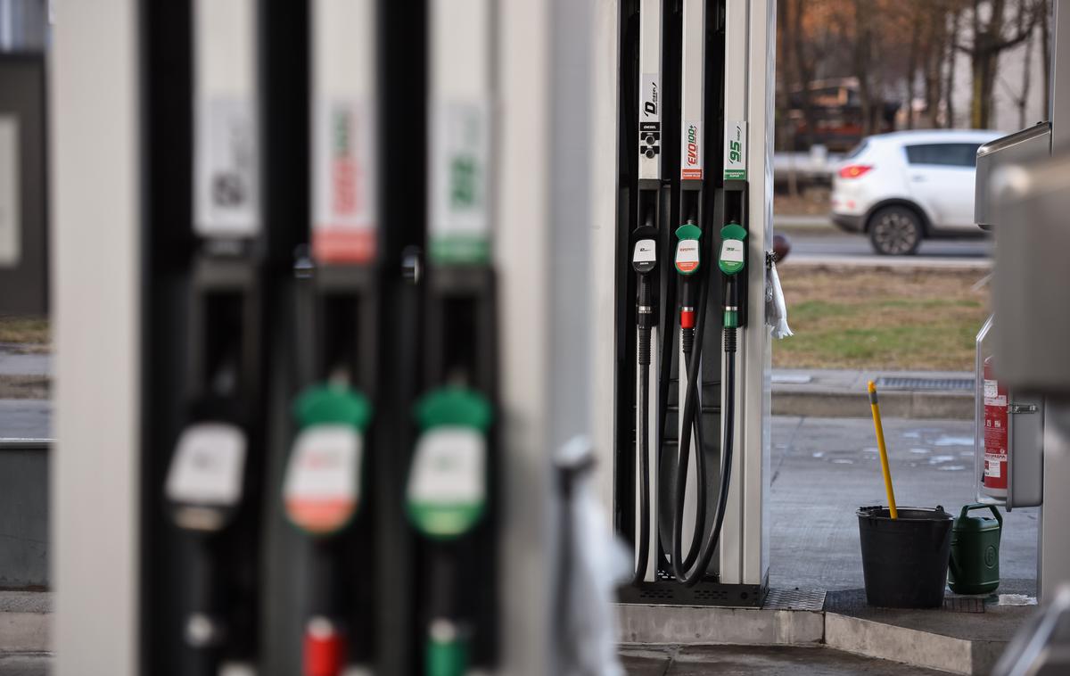Bencinska črpalka | V skladu z napovedmi so cene goriv dosegle rekordno raven.  | Foto STA