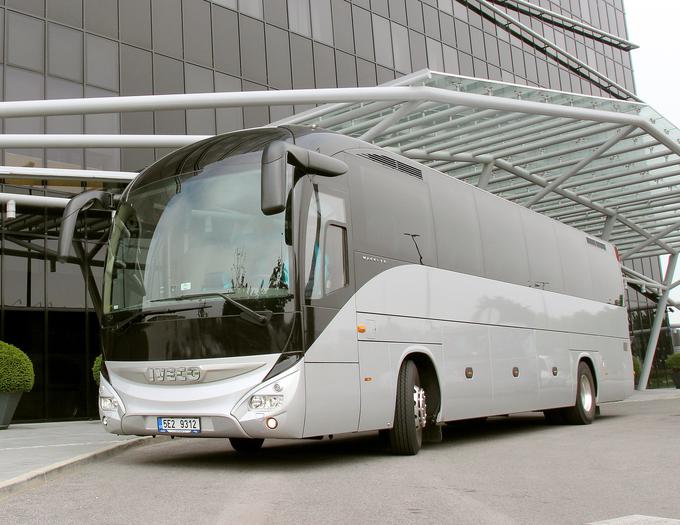 Prvo mesto v avtobusni kategoriji si je priboril iveco magelys. Gre za drugo generacijo avtobusa, ki se lahko pohvali s še več šarma, še več udobja, še boljšo in lepšo notranjo ureditvijo, odlično ergonomijo, zmogljivim motorjem in dobrimi voznimi lastnostmi. V finalu sta se za naslov potegovala še avtobusa temsa LD 12/13 ter setra LE bussines. Foto: arhiv izbora Slovensko gospodarsko vozilo leta | Foto: 