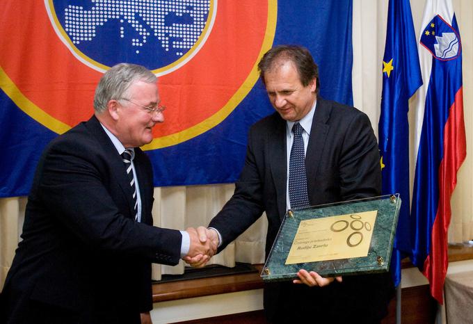 Rudi Zavrl, častni predsednik NZS, je leta 2009 predal predsedniško žezlo nasledniku Ivanu Simiču. | Foto: Vid Ponikvar