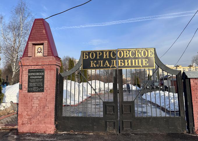 Navalnega so pokopali na pokopališču Borisov, ki je od cerkve oddaljeno približno 30 minut hoje. | Foto: Reuters