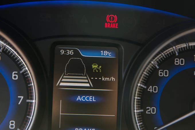 Aktivni radarski temomat: pri vozilih, ki stanejo 14 tisoč evrov, nismo navajeni na prav obsežen spisek opreme, niti po količini, morda še manj po vrednosti. | Foto: Klemen Korenjak
