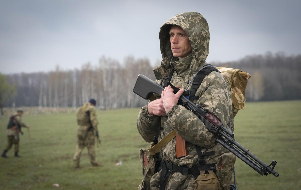 Ukrajinski vojaki na minskem polju | Ukrajinska vojska v štirih mesecih protiofenzive ni dosegla velikega preboja, tudi zato ne, ker je imela ruska vojska dovolj časa, da je utrdila obrambno črto in postavila obsežna minska polja. | Foto Guliverimage