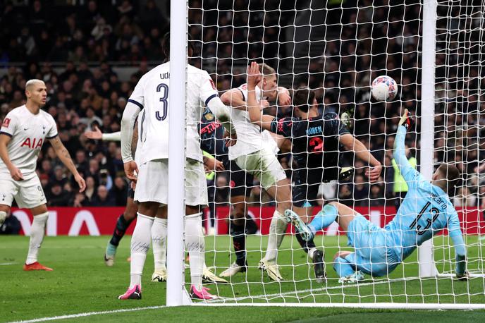 Nathan Ake Manchester City Tottenham | Dolgo je kazalo, da se bo tudi četrta petkova tekma končala z remijem, a je v 88. minuti zadel Nathan Ake. | Foto Reuters