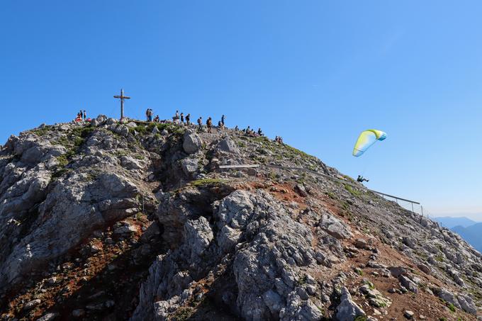 Ob sončnih koncih tedna je vrh Storžiča zelo oblegan. | Foto: Matej Podgoršek