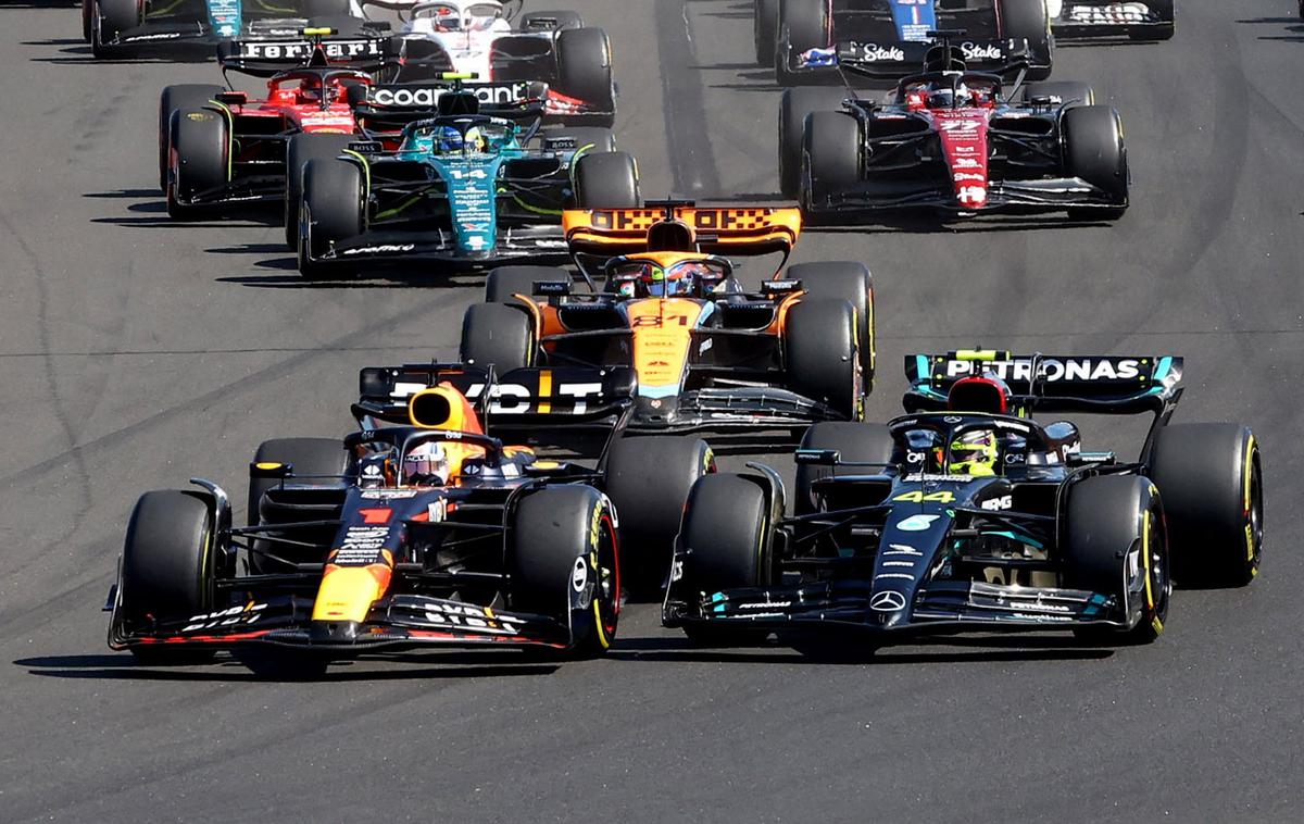 Hungaroring štart Lewis Hamilton Max Verstappen | Štart VN Madžarske. Verstappen je izkoristil notranjo linijo in prehitel Hamiltona. | Foto Reuters