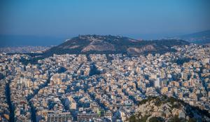 V središču Aten eksplodirala bomba