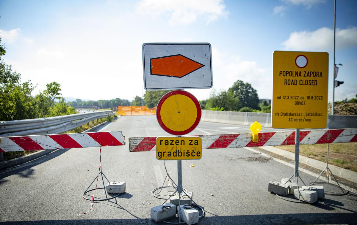 Obnova Letališke ceste v Ljubljani | Dela so začeli že marca, ko so zaprli izvoz na obvoznico. Danes so zaprli še uvoz z obvoznice proti središču BTC. Zapora bo vse do 15. avgusta. | Foto Ana Kovač