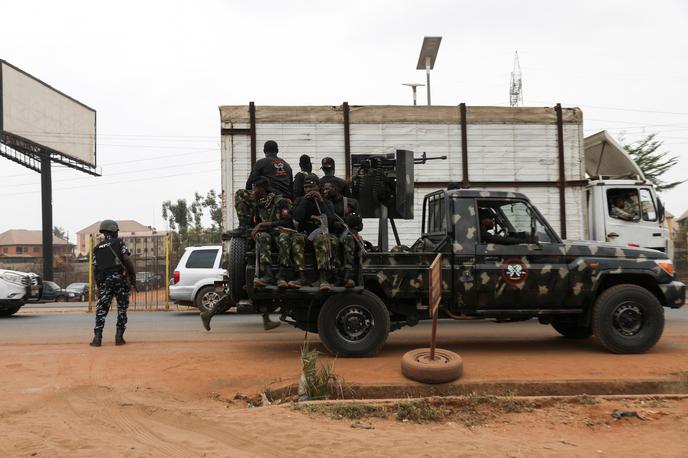 Nigerija, nigerijska vojska | Policija je sporočila, da so zaenkrat še neznanci napadalci med drugim tudi požigali hiše, avtomobile in motorje. | Foto Reuters
