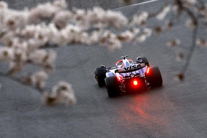 Daniel Ricciardo je nekaj več vozil na drugem treningu. VN Japonske poteka spomladi, v času cvetenja češenj. | Foto: Reuters