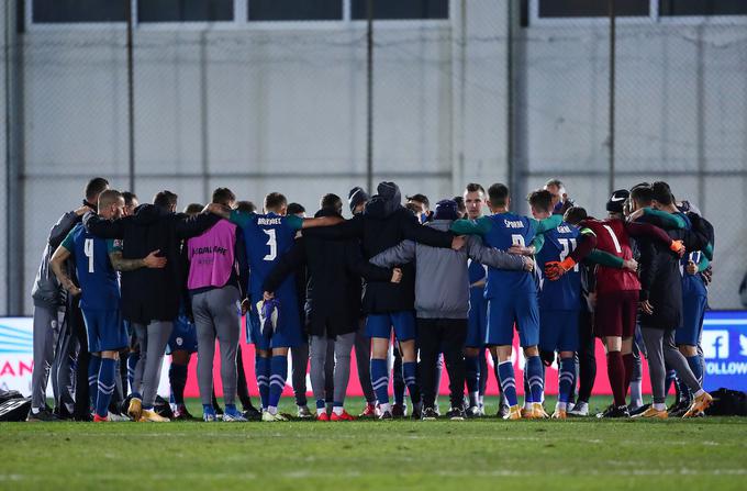 Veselje slovenske reprezentance po remiju v Grčiji, s katerim so se v ligi narodov povzpeli v B-skupino. | Foto: Sportida