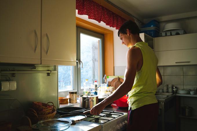 "Med nami ni nikogar, ki ne bi znal že prej poprijeti za kuhalnico ali metlo," je izpostavila vodja ekipa Maša Stanič. | Foto: Jan Lukanović