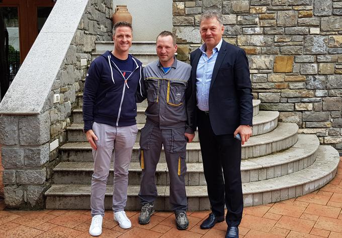Ralf Schumacher včeraj v goriških Brdih, kjer se je mudil okrog pet ur. Fotografiral se je tudi z zaposlenimi in direktorjem Silvanom Peršoljo (desno). | Foto: 