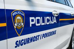 Dva policista naj bi na Hrvaškem v avtomobilu posilila 33-letnico
