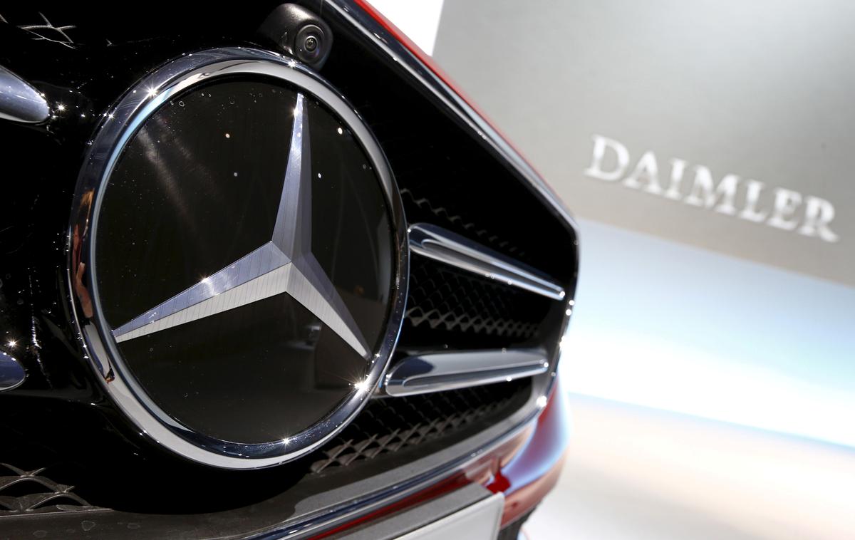 Mercedes logotip Daimler | Zaradi sumov uporabe nezakonite programske opreme pristojni organi preiskujejo tudi Daimler, ki očitke vztrajno zavrača. | Foto Reuters