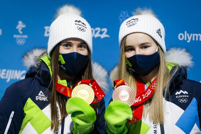 Urša Bogataj in Nika Križnar sta dva dneva pred tem osvojili zlato in bronasto medaljo na posamični preizkušnji na igrah v Pekingu. | Foto: Anže Malovrh/STA