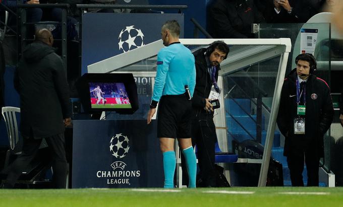Damir Skomina je po ogledu video posnetka zaradi igranja z roko dosodil enajstmetrovko za Manchester United. | Foto: Reuters