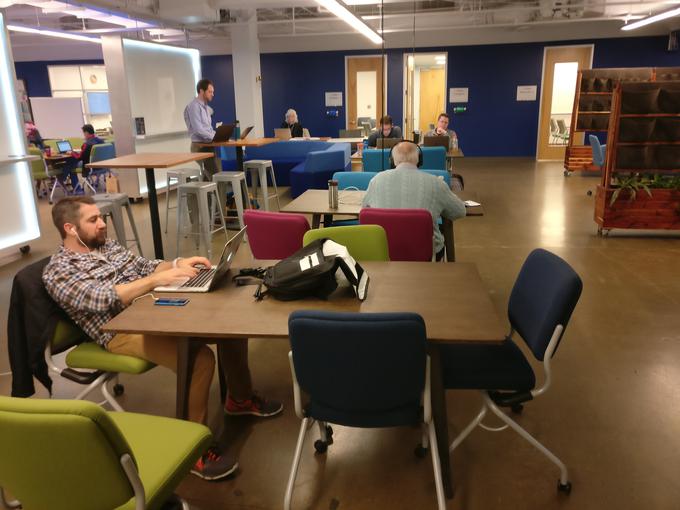 Coworking space v opuščeni stavbi podjetja IBM. Sive glave tam niso nobena redkost, ker tudi mlada, inovativna podjetja cenijo izkušnje starejših. | Foto: Siol.net/ A. P. K.