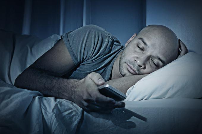 Modro-bela svetloba, ki jo oddajajo zasloni elektronskih naprav, zavira izločanje hormona melatonina, ki človeškemu telesu pove, da je čas za spanje.  | Foto: Thinkstock