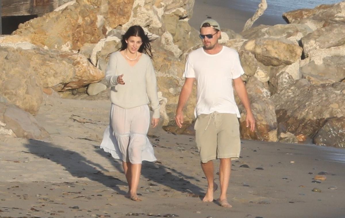 Leonardo DiCaprio and Camila Morrone | Pred kratkim so Leonarda in Camilo opazili na plaži v Malibuju v Kaliforniji. | Foto Profimedia