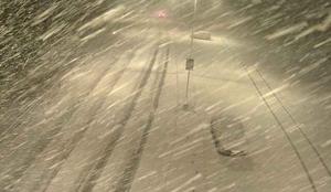 Na cestah ponekod sneg, zimska oprema tudi po 15. marcu obvezna