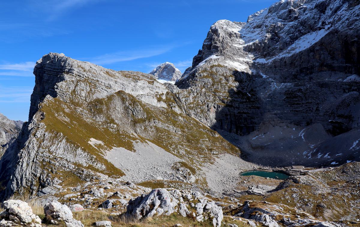 Prehodavci Julijske Alpe | Zadnje od Triglavskih jezer - Jezero pod Vršacem. Zadaj se skriva sam Triglav. | Foto Matej Podgoršek
