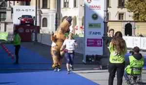 Verjeli ali ne: dinozaver v Ljubljani pretekel 21 kilometrov! #video