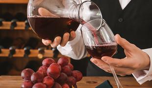 Izvabite najboljše arome in okuse iz vina z dekantiranjem