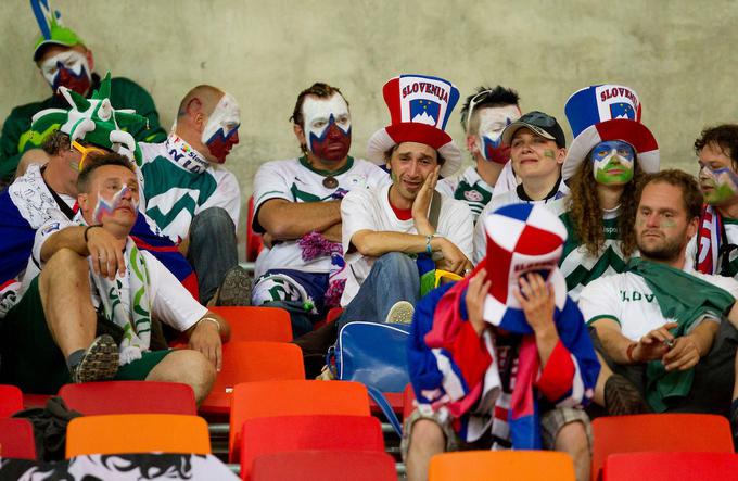 ... in solze slovenskih navijačev po koncu tekme v Port Elizabethu. | Foto: Vid Ponikvar