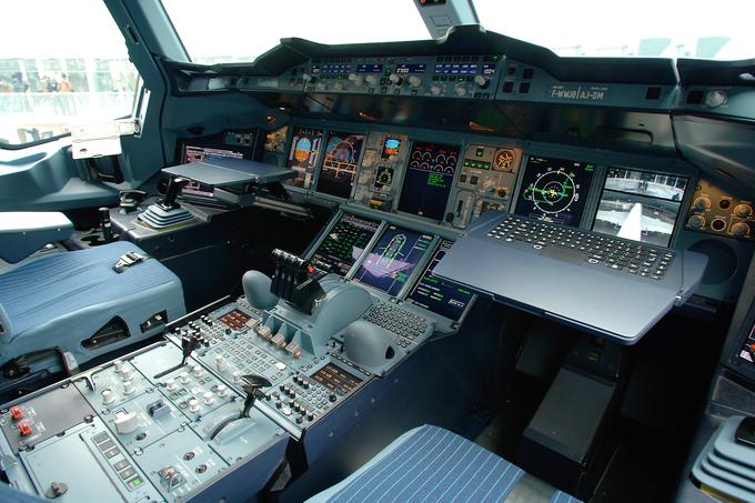 Pilotska kabina airbusa A380, največjega in najhitrejšega potniškega letala na svetu. V zraku je letalo sposobno doseči hitrost 0,87 macha. Upravljanje tega velikana je za vsakega pilota velika čast in priznanje njegovemu znanju. | Foto: Airbus