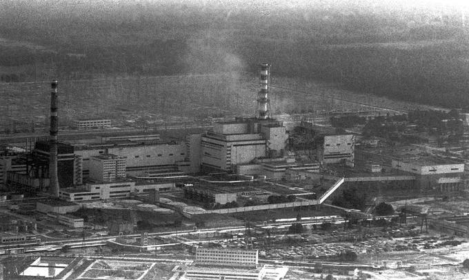 Ta zračni posnetek je nastal kmalu po seriji eksplozij, ki so pretresle černobilsko jedrsko elektrarno. Na fotografiji je mogoče videti dim, ki se vali iz uničene zgradbe reaktorja številka štiri. | Foto: Reuters