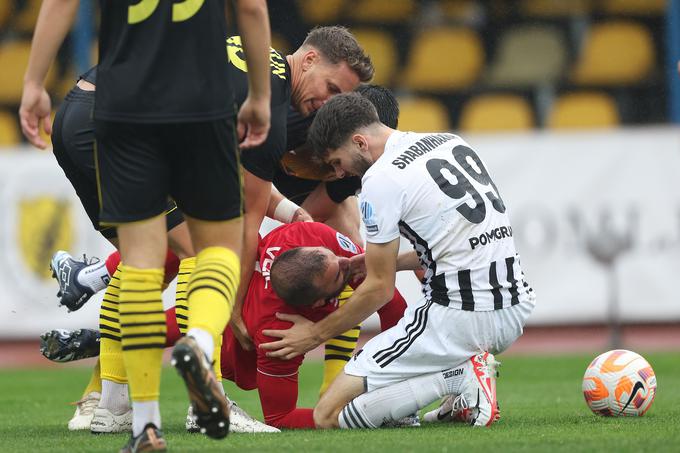Emil Velić je nesrečno prejel udarec s kolenom po nosu. | Foto: www.alesfevzer.com