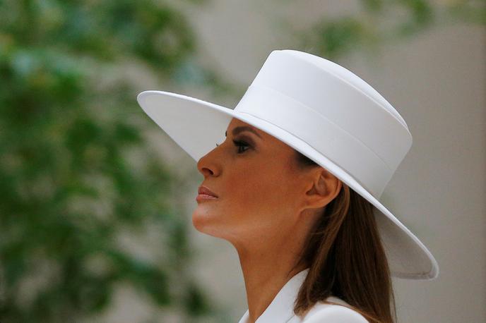 melania trump | V začetku leta je Melania Trump povedala, da bo na dražbo dala klobuk, ki ga je nosila, ko sta z možem aprila 2018 gostila državniško večerjo s francoskim predsednikom Emmanuelom Macronom in njegovo ženo Brigitte. | Foto Reuters