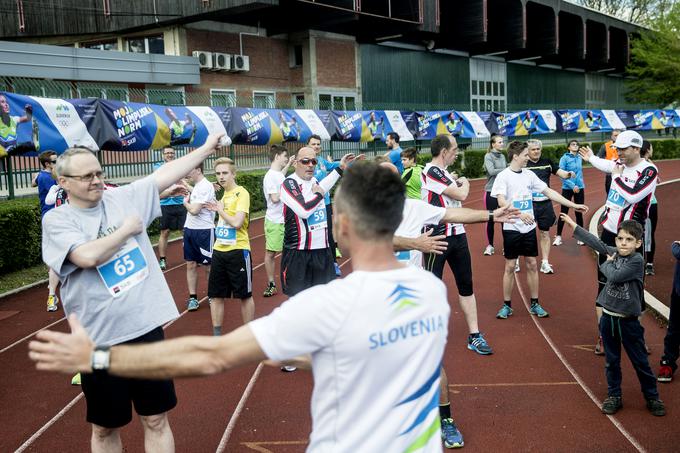Ogrevanje rekreativcev je vodil najboljši slovenski maratonec Roman Kejžar, ki je aktivno vključen v projekt Ujemi olimpijsko normo.  | Foto: 