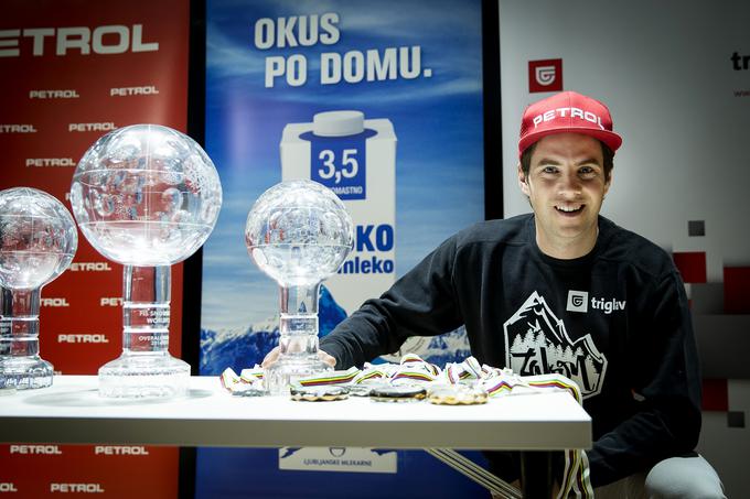 Žan Košir s trojčkom globusov iz sezone 2014/15 | Foto: Ana Kovač