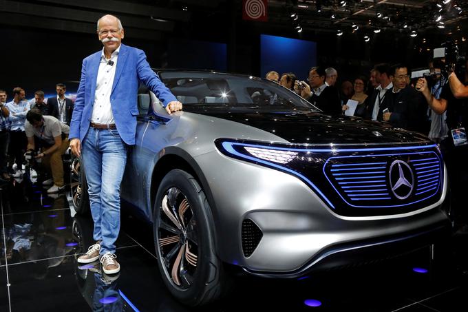 Predsednik Daimlerja Dieter Zetsche ob študiji mercedes-benz EQ na lanskem avtomobilskem salonu v Parizu. | Foto: Reuters