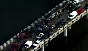 Na mostu trčilo več kot 40 vozil #video