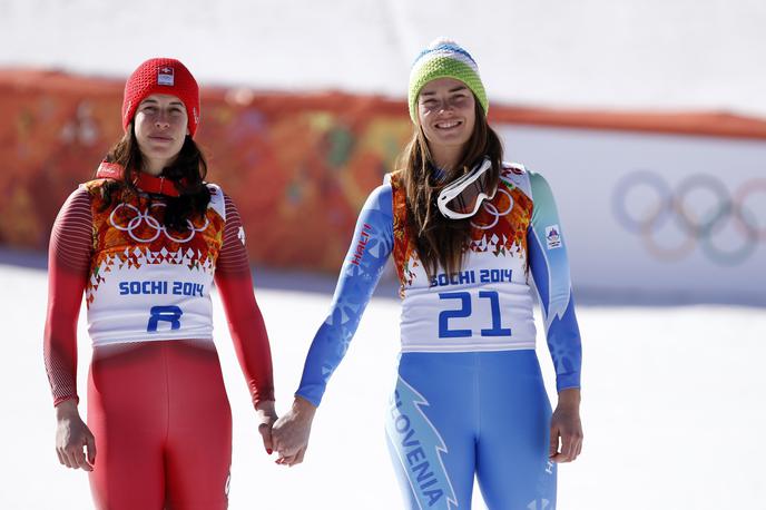 Dominique Gisin | Dominique Gisin in Tina Maze v enem od najbolj čustvenih olimpijskih trenutkov | Foto Reuters